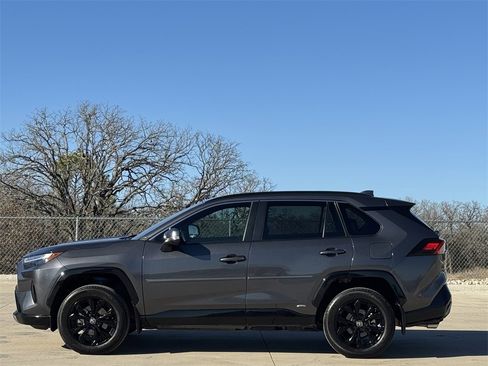 Used 2024 Toyota RAV4 SE image 3