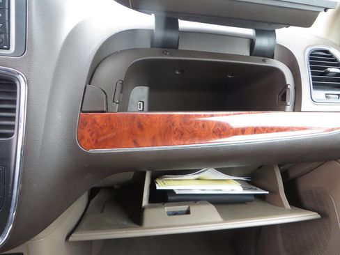 Used 2015 Chrysler Town & Country Touring w/ Driver Convenience Group image 50