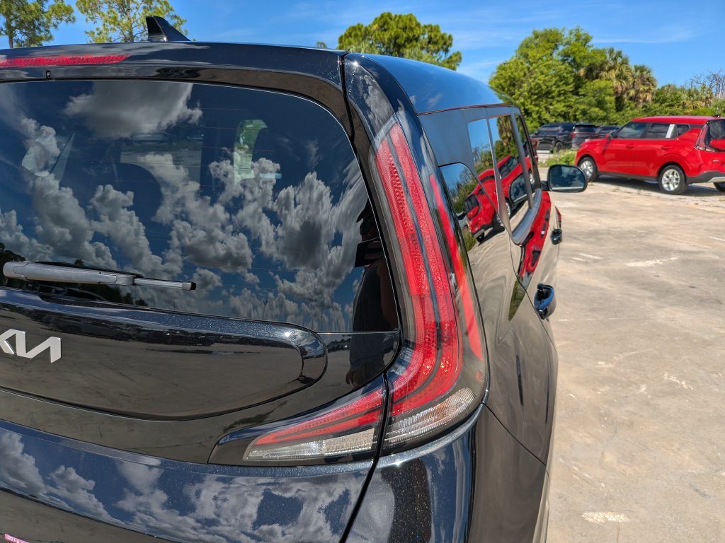 Certified 2025 Kia Soul LX w/ LX Technology Package FWD image 11
