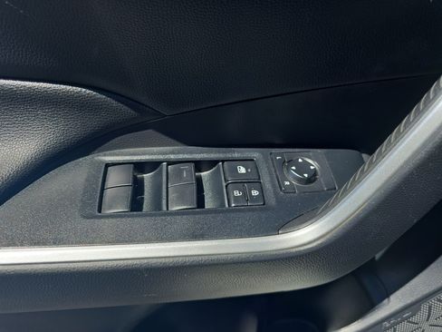 Used 2020 Toyota RAV4 LE AWD/4WD image 25