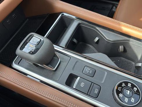 Used 2025 Nissan Pathfinder Platinum image 18