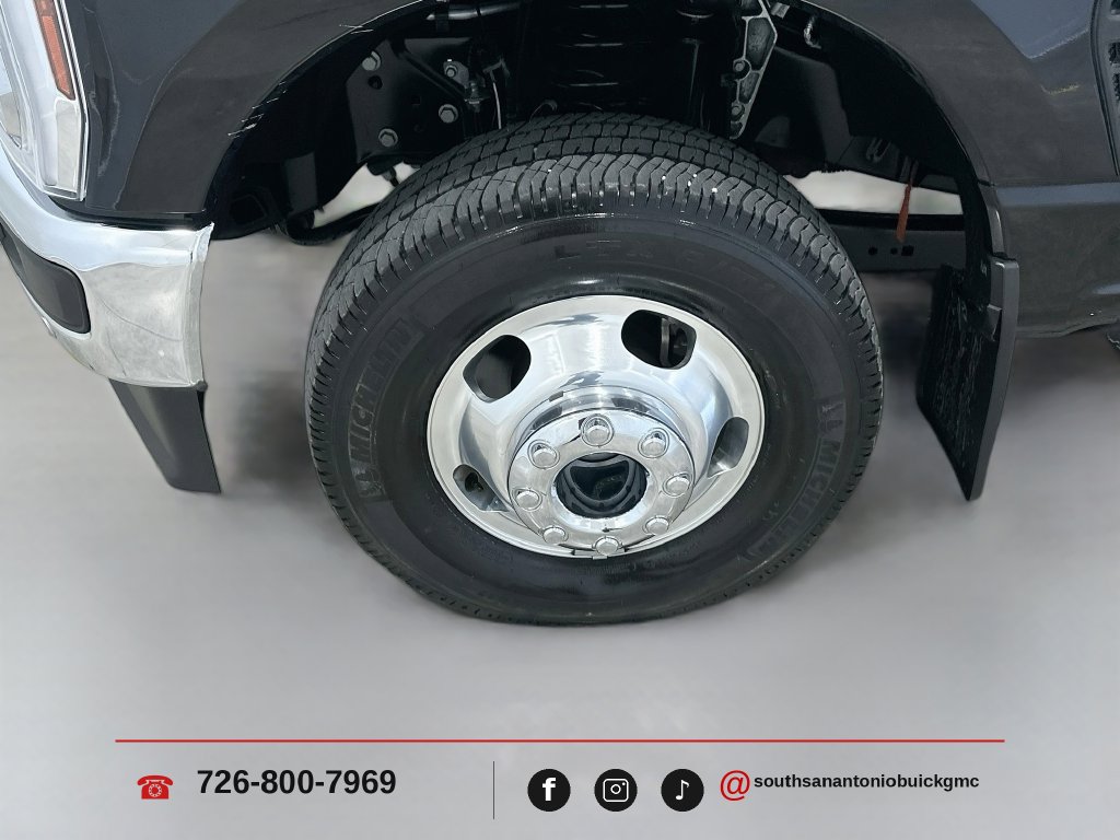 Used 2025 Ford F350 Lariat w/ Lariat Ultimate Package AWD/4WD image 32