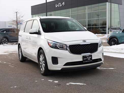 Used 2017 Kia Sedona LX image 2