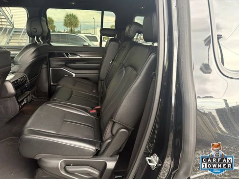 Used 2024 Jeep Wagoneer Series II w/ Flexible Seating Group RWD image 4