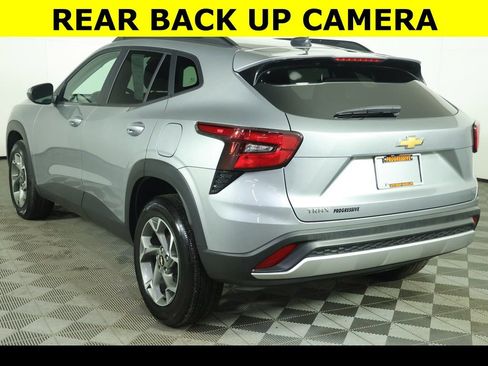 Used 2025 Chevrolet Trax LT w/ LT Convenience Package image 9