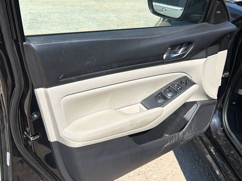 Used 2025 Nissan Altima 2.5 SV FWD image 10