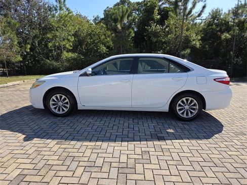 Used 2015 Toyota Camry LE image 8