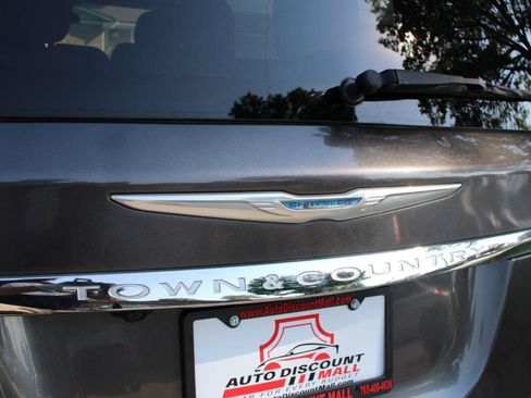 Used 2016 Chrysler Town & Country Touring FWD image 41
