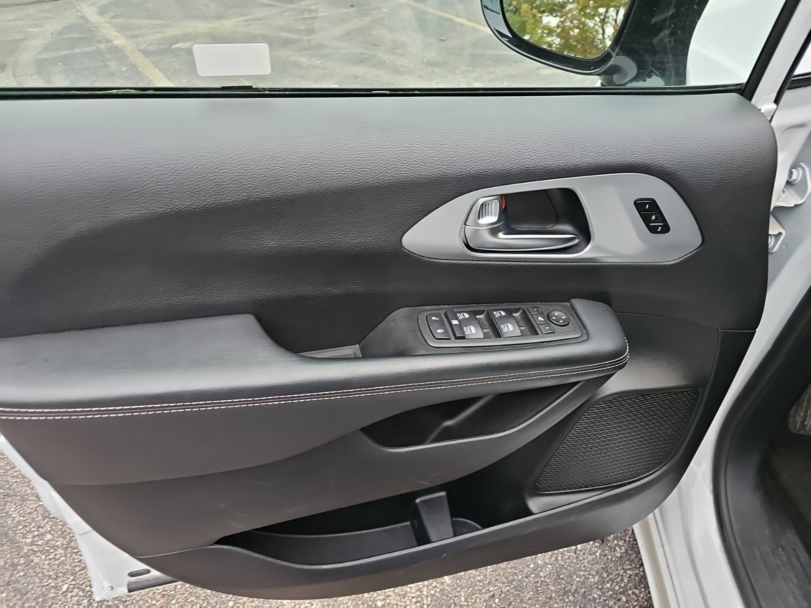 Used 2025 Chrysler Pacifica Limited FWD image 16