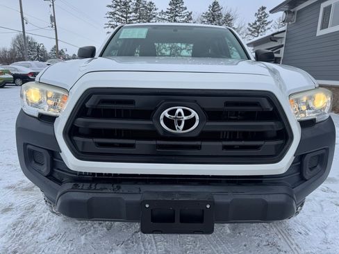 Used 2016 Toyota Tacoma SR image 3