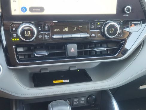 Used 2024 Toyota Highlander Platinum FWD image 22