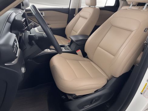 Used 2021 Ford Explorer XLT w/ Equipment Group 202A RWD image 5