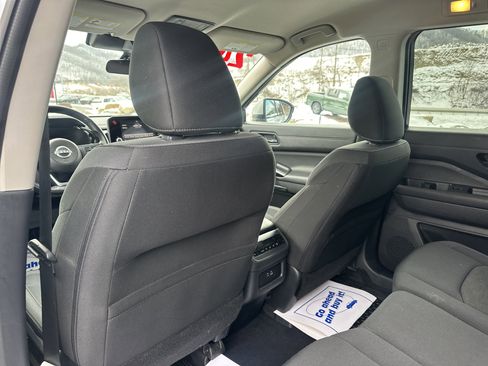 Used 2024 Nissan Pathfinder SV image 19