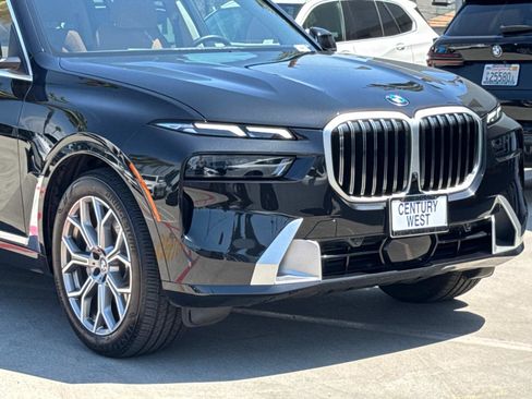 Used 2025 BMW X7 xDrive40i w/ Premium Package image 2