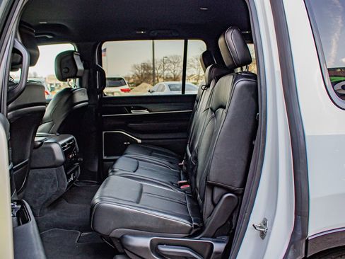 Used 2024 Jeep Wagoneer Series II w/ Flexible Seating Group AWD/4WD image 15