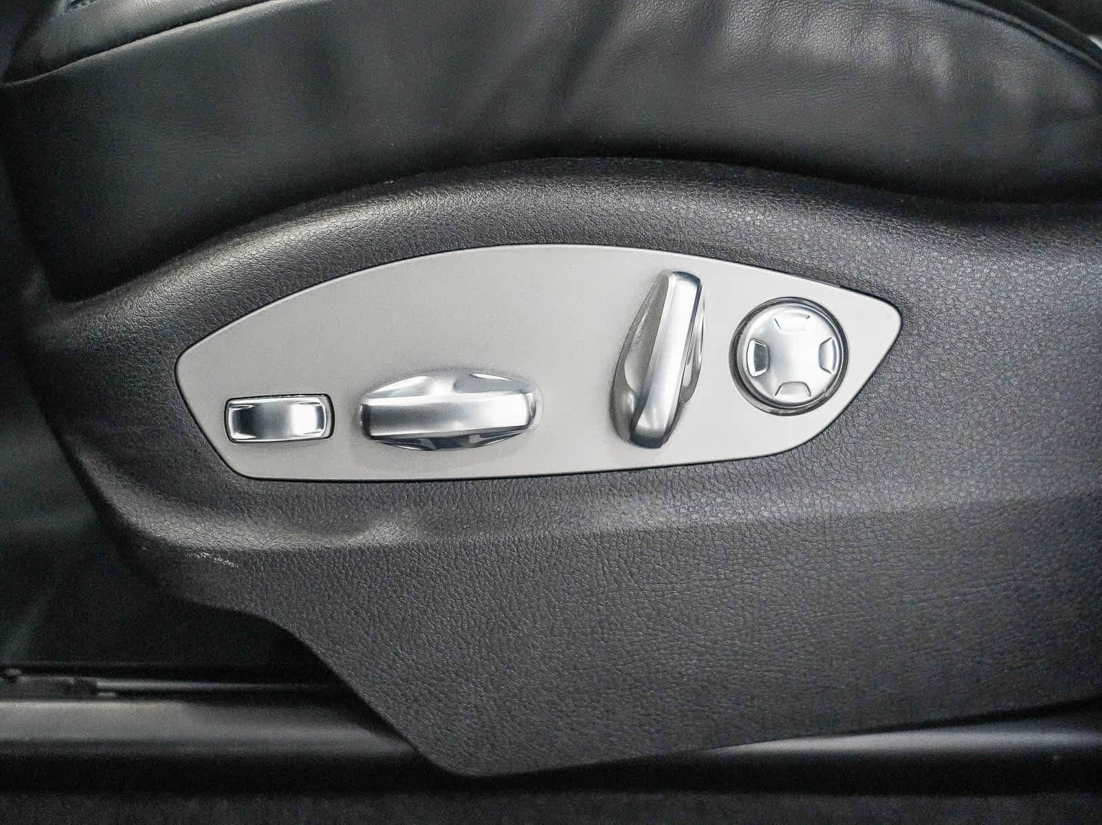 Certified 2026 Porsche Macan AWD/4WD image 22