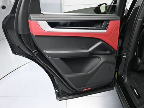 Certified 2024 Porsche Cayenne Coupe image 22