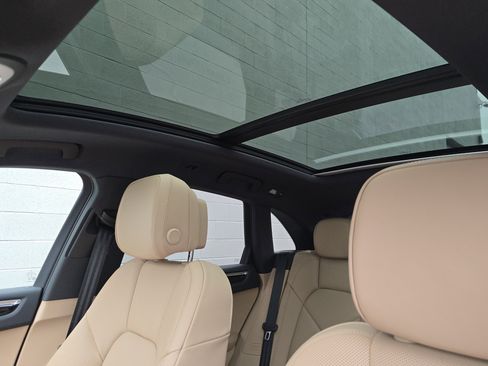 Certified 2025 Porsche Macan image 13