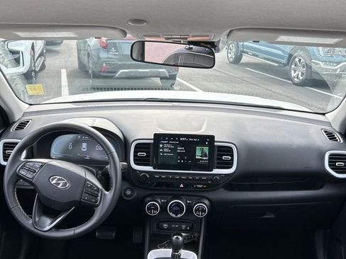 Used 2025 Hyundai Venue Limited image 12