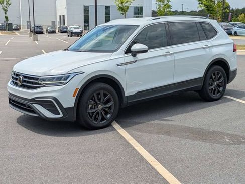 Certified 2024 Volkswagen Tiguan SE FWD image 8