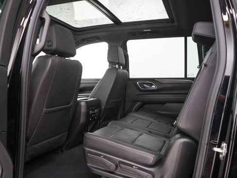 Used 2023 Chevrolet Suburban LT w/ Luxury Package AWD/4WD image 19