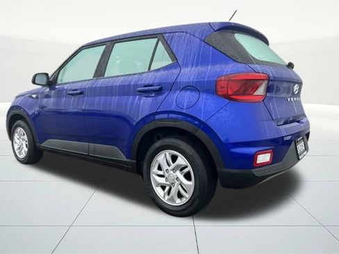 Certified 2025 Hyundai Venue SE image 3