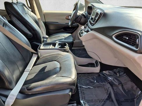 Used 2018 Chrysler Pacifica Touring-L FWD image 20