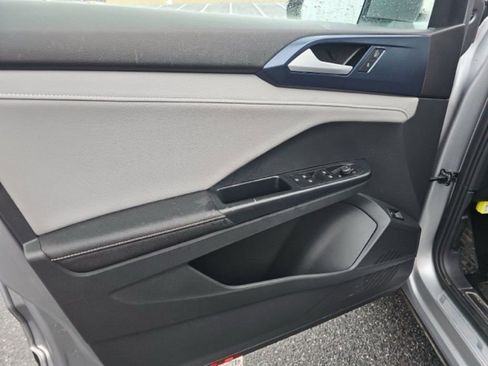 Used 2024 Volkswagen Taos SE image 16