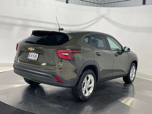 Used 2024 Chevrolet Trax LS w/ LS Convenience Package FWD image 11