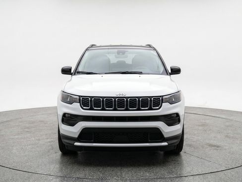 Used 2025 Jeep Compass Limited AWD/4WD image 2