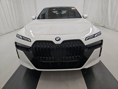 Used 2023 BMW 740i image 2