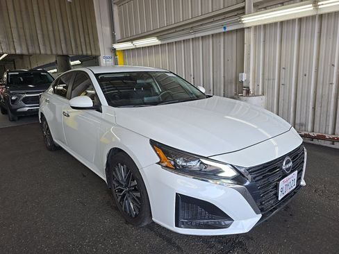 Used 2023 Nissan Altima 2.5 SV FWD image 4
