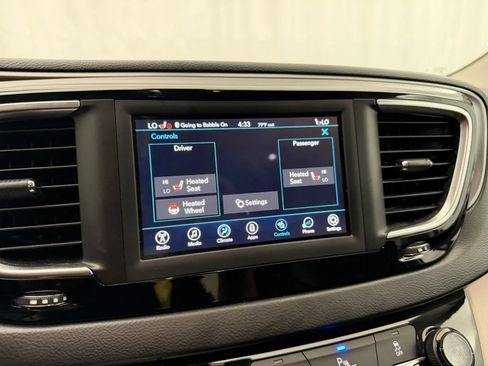 Used 2020 Chrysler Pacifica Touring-L FWD image 15