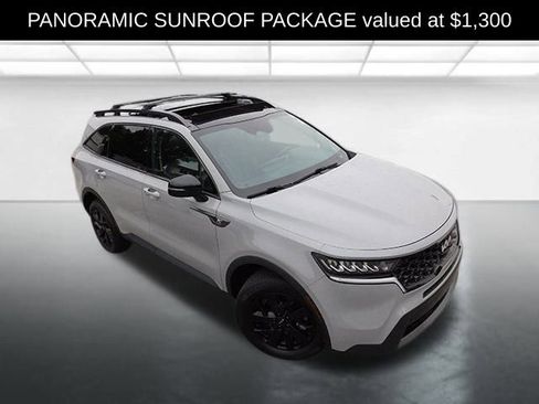 Used 2022 Kia Sorento S w/ Panoramic Sunroof Package image 2