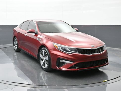 Used 2019 Kia Optima S image 2