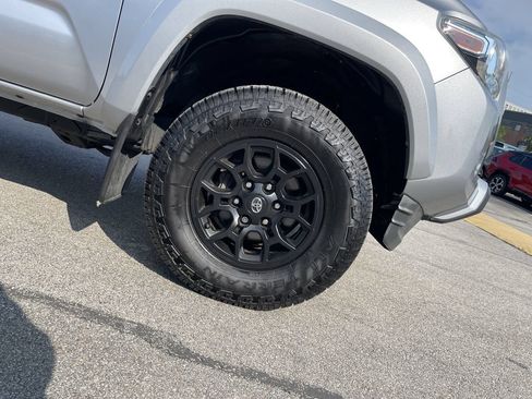 Used 2019 Toyota Tacoma SR5 AWD/4WD image 11