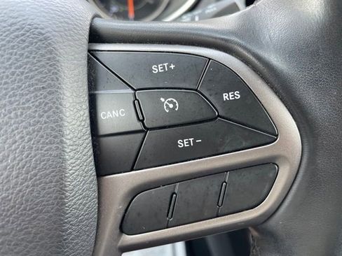 Used 2019 Jeep Cherokee Latitude Plus w/ Comfort/Convenience Group image 17