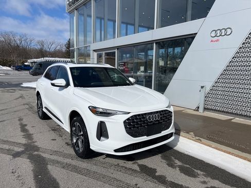 Used 2025 Audi Q5 Premium w/ Convenience Package image 3