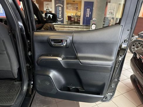 Used 2017 Toyota Tacoma TRD Off-Road image 25