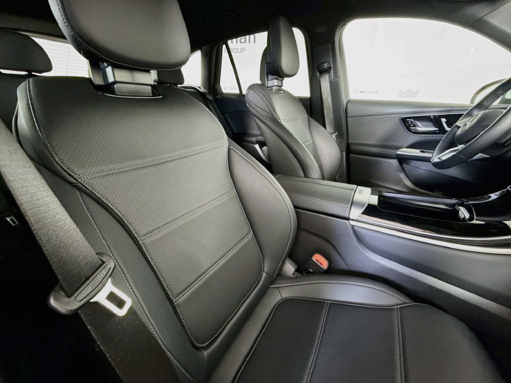Used 2025 Mercedes-Benz GLC 300 4MATIC image 27