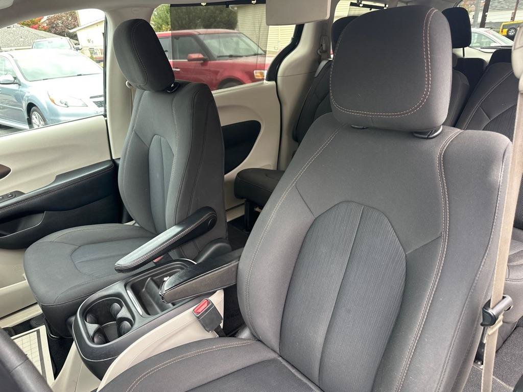 Used 2017 Chrysler Pacifica Touring Plus w/ Tire & Wheel Group FWD image 28