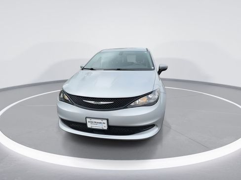 Used 2022 Chrysler Voyager LX FWD image 3