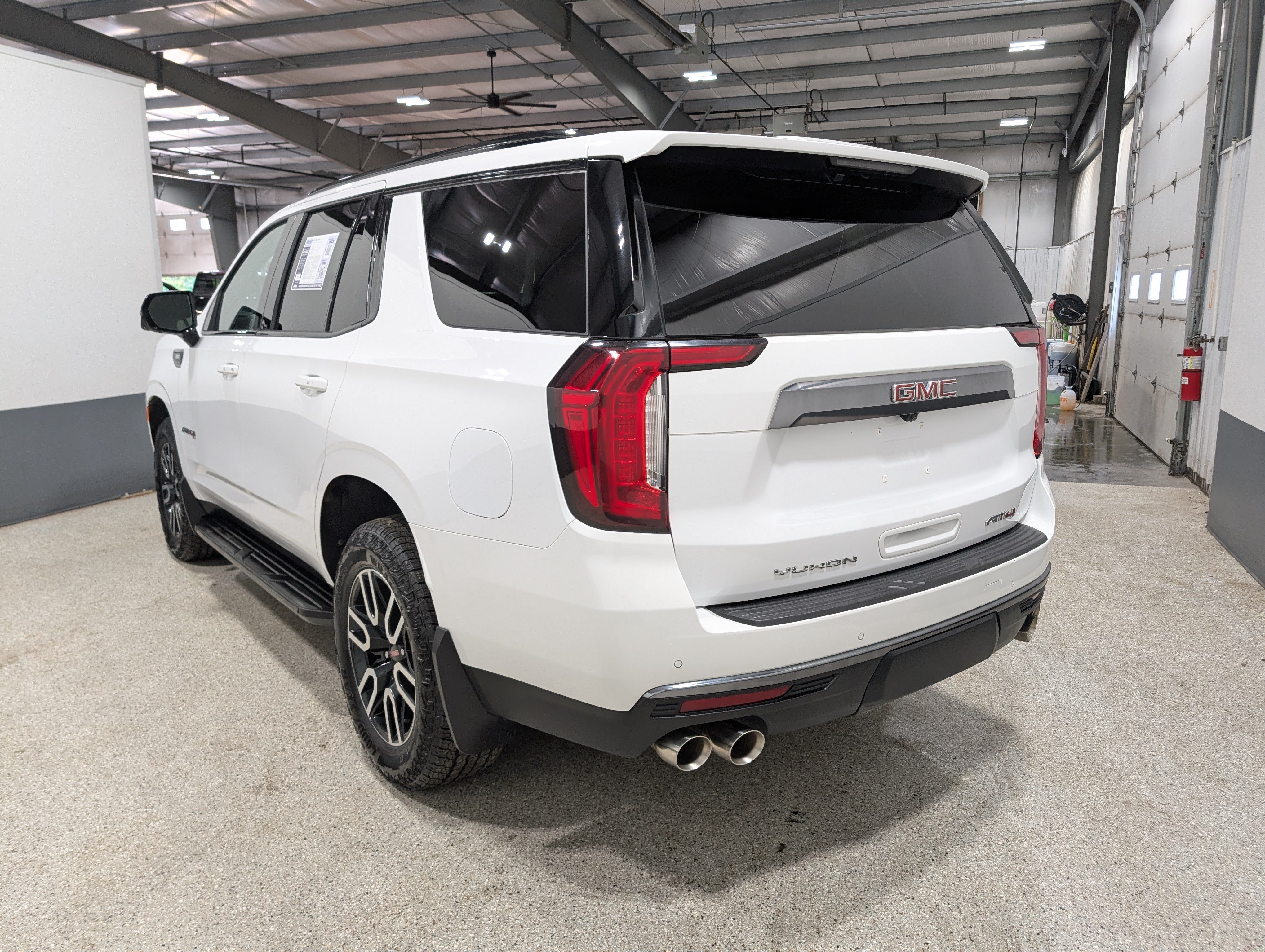 Used 2024 GMC Yukon AT4 w/ Technology Package AWD/4WD image 5