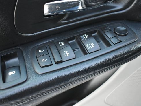 Used 2016 Dodge Grand Caravan SXT image 13