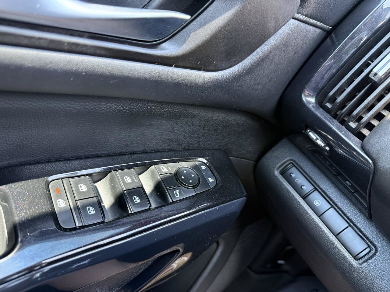 Used 2022 Nissan Pathfinder SV AWD/4WD image 29