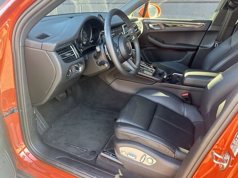 Certified 2025 Porsche Macan image 4
