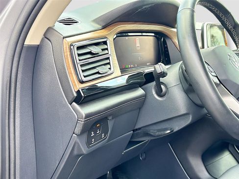 Used 2025 Volkswagen Atlas SE image 10