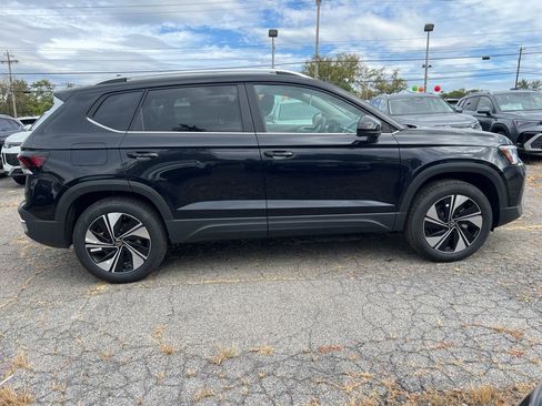 New 2025 Volkswagen Taos SE image 5