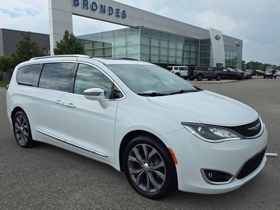 Used 2019 Chrysler Pacifica Limited w/ Tire & Wheel Group