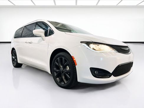 Used 2020 Chrysler Pacifica Touring w/ S Appearance Package image 3